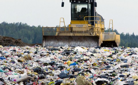 Un artículo de Público destaca los problemas de España con la gestión de sus residuos